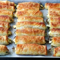 2 Yufkadan 1 Tepsi Peynirli Börek Tarifi