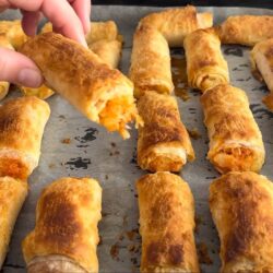 2 Yufkayla 1 Tepsi Dolusu Çıtır Börek Tarifi