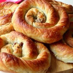 3 Yufkadan Özel Soslu 1 Tepsi Börek Tarifi