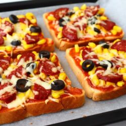 5 Dakikada Ekmek Pizza Tarifi