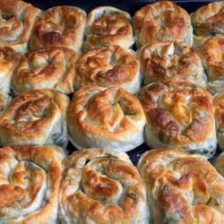 Çiğ Ispanaklı Çıtır Gül Böreği Tarifi