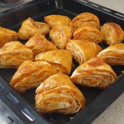 3 Yufka İle 1 Tepsi Üçgen Börek Tarifi