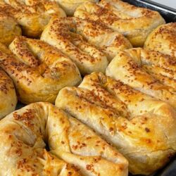Hazır Yufkadan Pırasalı Çıtır Börek Tarifi
