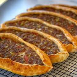 İncecik Hamuruyla Çıtır Kıymalı Pide Tarifi