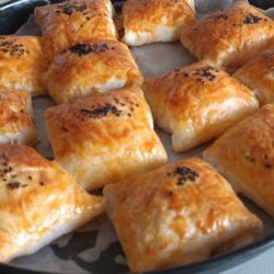 Puf Puf Kabaran Çıtır Pizza Börek Tarifi