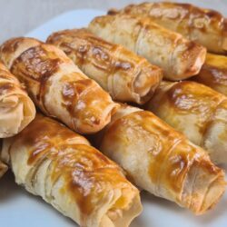 Sırrı Sosunda Çıtır Kıymalı Börek Tarifi