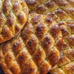 Yumuşacık Hamuruyla Ramazan Pidesi Tarifi