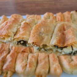 3 Yufka İle 1 Tepsi Ispanaklı Börek Tarifi