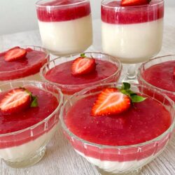 Tam Kıvamında Çilek Soslu Muhallebi Tarifi