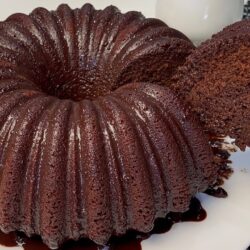 Tam Kıvamında Yumuşacık Çikolatalı Kek Tarifi