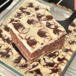 Yaş Pasta Tadında Bisküvili Kolay Pasta Tarifi