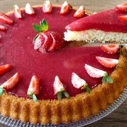 Çilek Soslu Tart Kek Tarifi