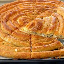 Dışı Çıtır İçi Kat Kat El Açması Börek Tarifi