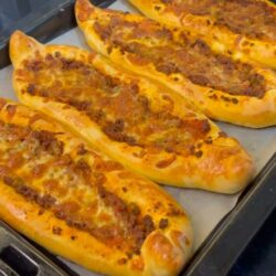 Yumuşacık Hamuruyla Ev Yapımı Kıymalı Pide Tarifi