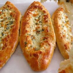 Yumuşacık Hamuruyla Peynirli Pide Tarifi