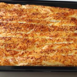 3 Yufkadan 5 Dakikada 1 Tepsi Börek Tarifi
