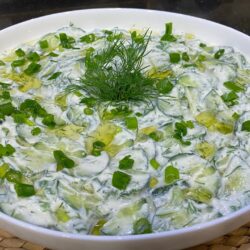 5 Dakikada Yoğurtlu Salatalık Salatası Tarifi