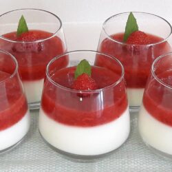 Çilek Soslu En Kolay Yaz Tatlısı Tarifi