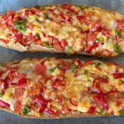 1 Ekmek İle 5 Dakikada Leziz Pide Tarifi