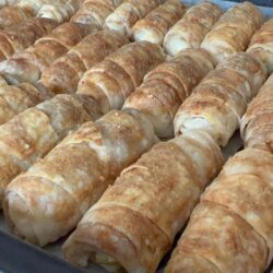 3 Yufka İle 1 Tepsi Peynirli Börek Tarifi