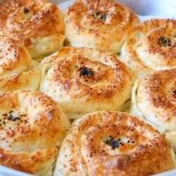4 Yufka İle 1 Tepsi Soslu Börek Tarifi