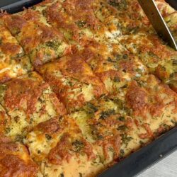 Börek Tadında Sarımsaklı Ekmek Tarifi