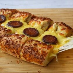 Çıtır Çıtır Sucuklu Kaşarlı Pide Tarifi