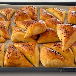 Dışı Pul Pul İçi Kat Kat Börek Tarifi