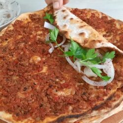 İncecik Hamuruyla Çıtır Lahmacun Tarifi