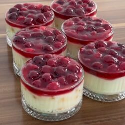 Vişne Soslu Bisküvili Tatlı Tarifi