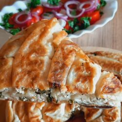 2 Yufka İle 10 Dakikada 1 Tava Börek Tarifi