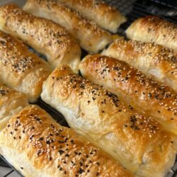 3 Yufkadan Yarım Saatte 1 Tepsi Börek Tarifi