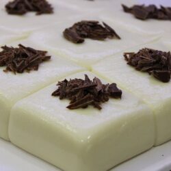 Az Malzemeli Tavuk Göğsü Tatlısı Tarifi