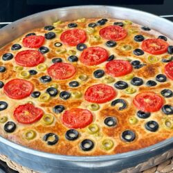 Zeytinli Domatesli Tepsi Çöreği Tarifi