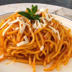 Sosuyla Pişen Bol Lezzetli Makarna Tarifi