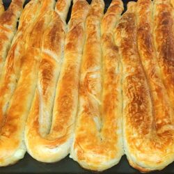 Az Malzemeli Peynirli Börek Tarifi