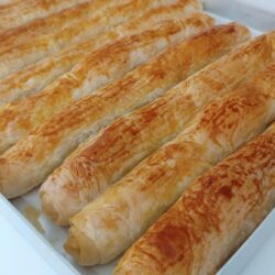 En Kolay En Lezzetli Peynirli Börek Tarifi