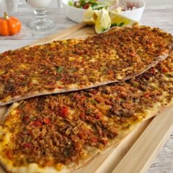 Kara Fırında Pişmiş Gibi Çıtır Kıymalı Pide Tarifi