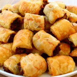 Pul Pul Dökülen Çıtır Kıymalı Börek Tarifi