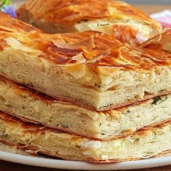 Tel Tel Ayrılan Kat Kat Tepsi Böreği Tarifi