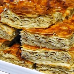 El Açması Kat Kat Kıymalı Börek Tarifi