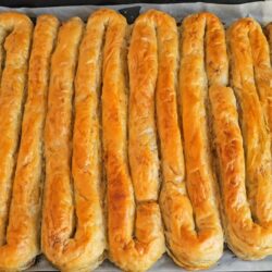 El Açması Kıymalı Tepsi Böreği Tarifi