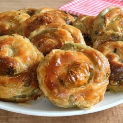 Dışı Çıtır İçi Yumuşacık El Açması Ispanaklı Börek Tarifi