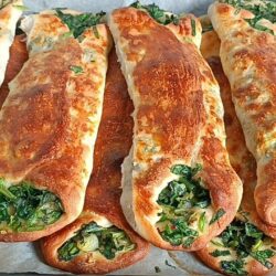 En Lezzetli Haliyle Ispanaklı Kapalı Pide Tarifi