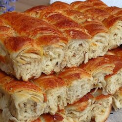 Kat Kat Yumuşak Cevizli Çörek Tarifi