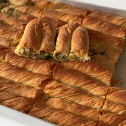 Mayasız Hamurdan Kat Kat Çıtır Ispanaklı Börek Tarifi
