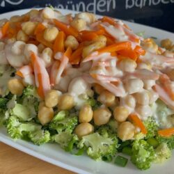 Özel Sosuyla Nohutlu Brokoli Salatası Tarifi