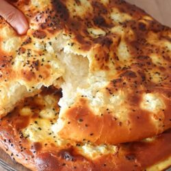 Yumuşacık Hamuruyla Peynirli Pide Tarifi