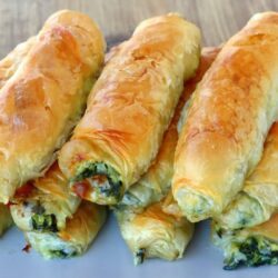 3 Malzemeli Ispanaklı Börek Tarifi