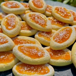 5 Dakikada Kıyır Kıyır Reçelli Kurabiye Tarifi
